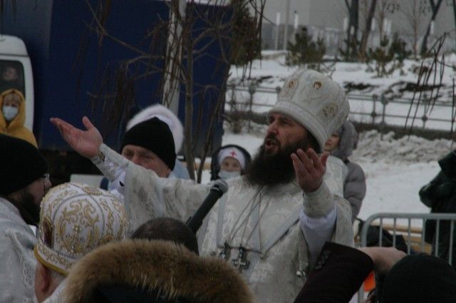 Митрополит Феодор поздравил всех молящихся со светлым днем