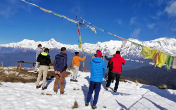 कास्कीको मादी गाउँपालिका वडा नं २ स्थित पर्यटकीयस्थल करापुडाँडाबाट  हिमाल अवलोकन गर्दै आन्तरिक पर्यटक । तस्बिर सौजन्यः उदय सुवेदी/रासस