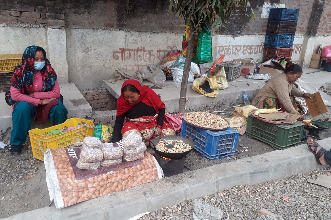 आफ्नो दैनिकी चलाउन घोराहीको तुलसीपुरचोक नजिकै सडक छेउमा बदाम र मकैको व्यापार गर्न उपभोक्ताको प्रतीक्षामा बसेका महिला। तस्बिर:रञ्जिता अधिकारी/रासस