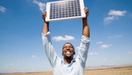 homme qui tient un panneau solaire