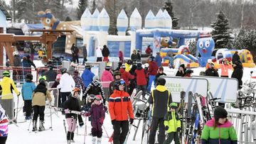 LK 2.1.2021 Laskettelijoita laskettelukeskus Peuramaa Skissä Kirkkonummella 2. tammikuuta 2022.