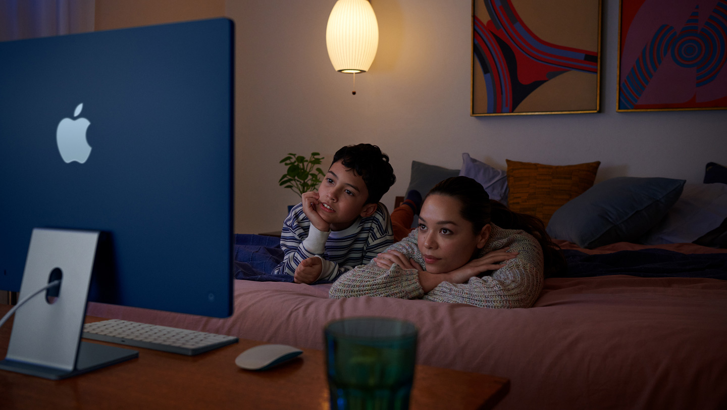 iMac mit Magic Keyboard und Magic Mouse in passender Farbe