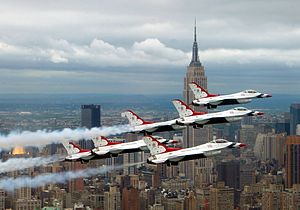 מטוסי F-16 פייטינג פלקון של ת'אנדרבירדס (ציפורי הרעם), הטייסת האווירובטית של חיל האוויר האמריקני, בשמי מנהטן, ניו-יורק. ברקע ניתן לראות את בניין האמפייר סטייט.
