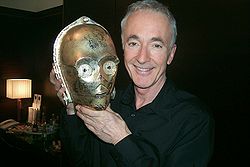 Näyttelijä Anthony Daniels käsissään C-3PO:n pää.
