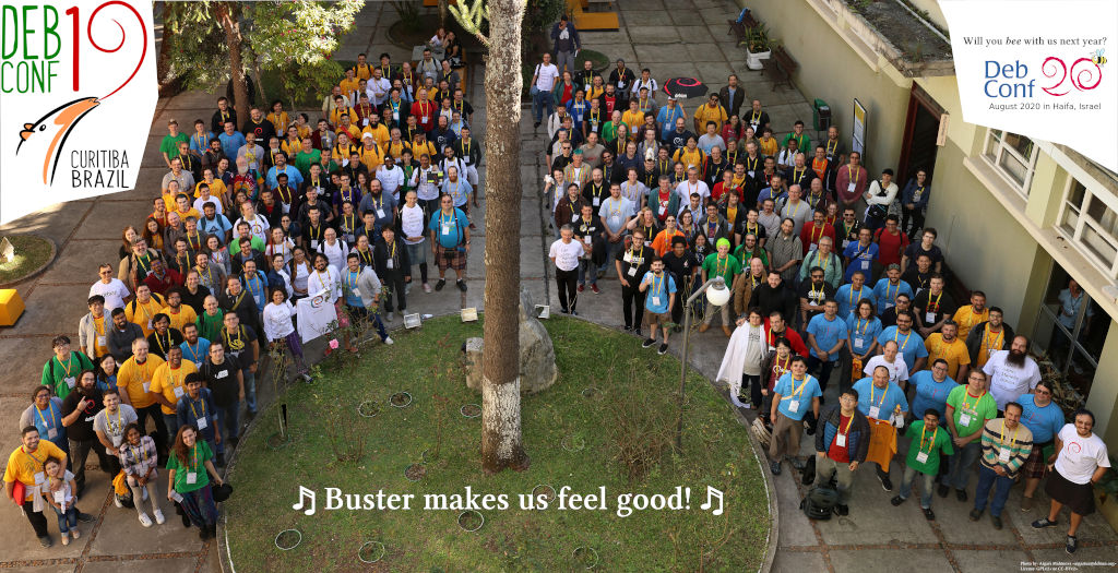 Photo de groupe de la DebConf 19