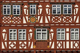 Az 1610-ben épült faszerkezetű épület, a Palmsches Haus homlokzatának részlete (Mosbach, Németország)