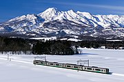 妙高山をバックに、えちごトキめき鉄道妙高はねうまラインの関山 - 二本木間を走行する、ET127系普通列車