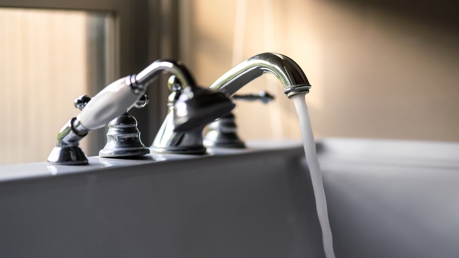 Bath faucet fills tub with water