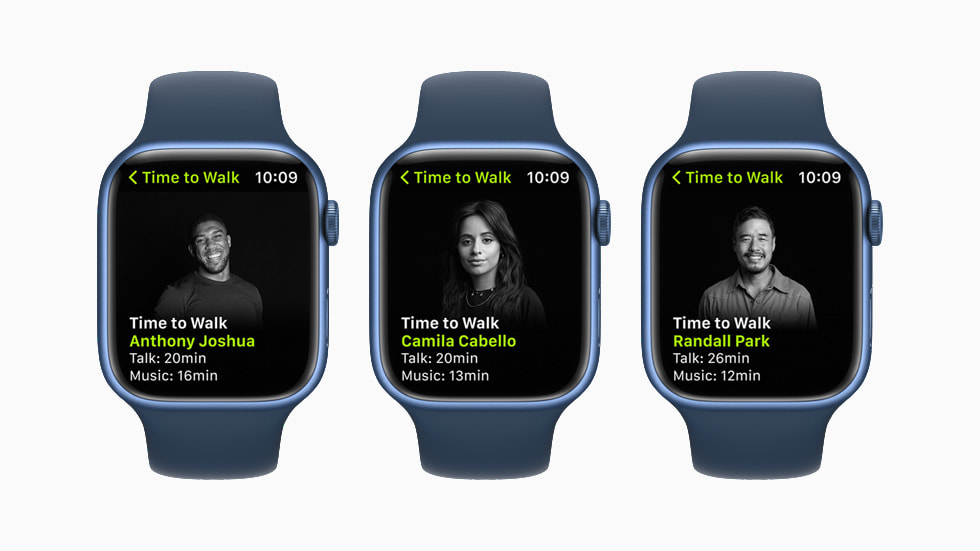 Tres pantallas del Apple Watch muestran a los invitados Anthony Joshua, Camila Cabello y Randall Park, quienes participaron de Hora de Caminar en Apple Fitness+.