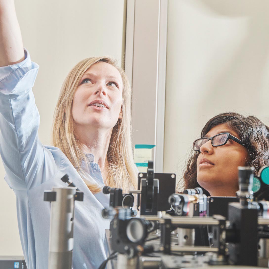 Deux ingenieurs dans un lab