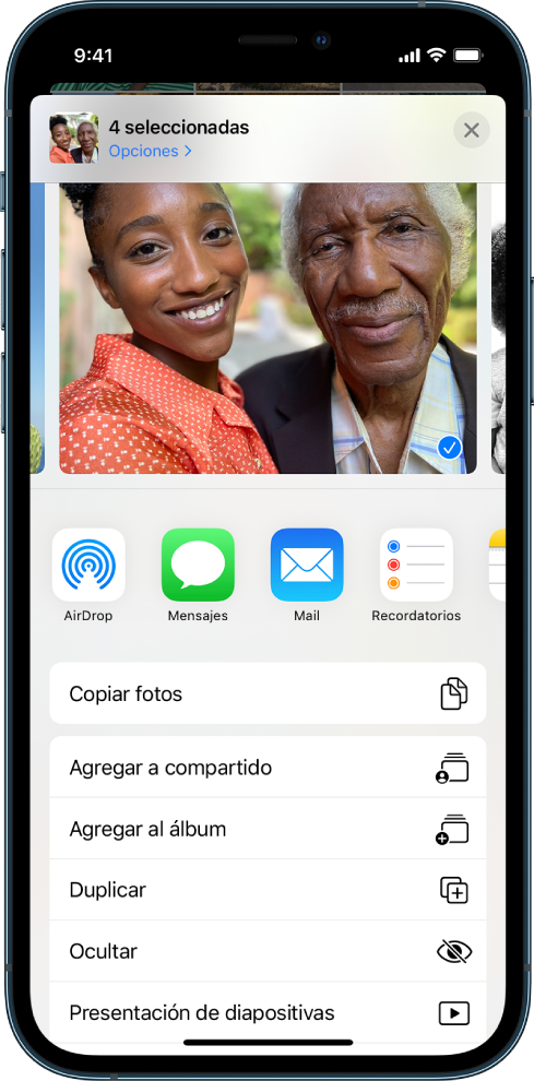 La pantalla para compartir Fotos. La foto seleccionada se encuentra en la parte superior de la pantalla. Debajo de la foto se muestran opciones para compartir. Debajo de las opciones para compartir se encuentra una lista de acciones, desde arriba hacia abajo: Copiar fotos, Agregar a compartido, Agregar al álbum, Duplicar, Ocultar y Presentación.