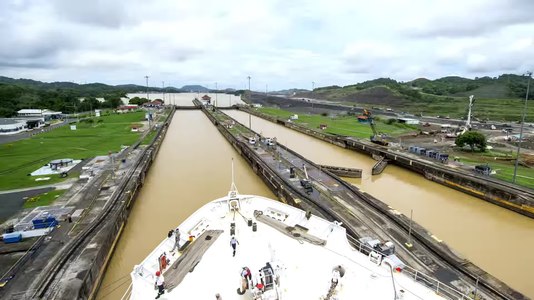 File:Continuing Promise transits the Panama Canal-ZLIWzvfdisQ-248+251.webm