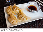 Japanese steamed dumplings gyoza. Стоковое фото, фотограф Яков Филимонов / Фотобанк Лори