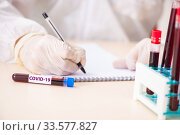 Doctor developing covid-19 vaccine in the lab. Стоковое фото, фотограф Elnur / Фотобанк Лори