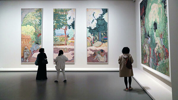 Посетители рассматривают картины французского художника Пьера Боннара во время пресс-показа выставки Коллекция Морозовых. Иконы современного искусства в Париже