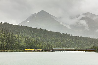 Kereta penumpang Alaska Railroad melewati Moose Pass dekat Portage, Alaska, AS