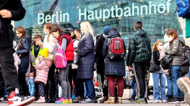 People from Ukraine queuing for mobile phone cards in Berlin, 14 March