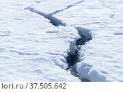 Broken ice under snow on a frozen lake surface. Стоковое фото, фотограф EugeneSergeev / Фотобанк Лори