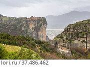 Orthodox monasteries of Meteora (Greece) on the rocks shrouded in fog. Стоковое фото, фотограф Татьяна Ляпи / Фотобанк Лори