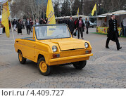 Инвалидка. СМЗ С-3Д двухместный четырёхколёсный автомобиль-мотоколяска Серпуховского автозавода (2013 год). Редакционное фото, фотограф Юлия Ухина / Фотобанк Лори