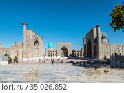 View of Registan square in Samarkand - the main square of the city with Ulugbek madrassas, Sherdor madrassas and Tillya-Kari madrassas. Uzbekistan (2019 год). Стоковое фото, фотограф Наталья Волкова / Фотобанк Лори