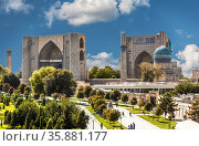 View of the Bibi Khanum Mosque Complex, Samarkand, Uzbekistan. Стоковое фото, фотограф Наталья Волкова / Фотобанк Лори