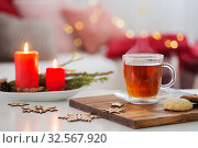 cup of tea with burning candles at home. Стоковое фото, фотограф Майя Крученкова / Фотобанк Лори