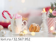 cocoa with marshmallow and christmas decor in pink and gold colors. Стоковое фото, фотограф Майя Крученкова / Фотобанк Лори