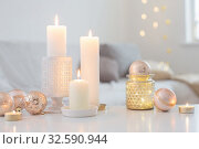 Christmas decorations with candles at home. Стоковое фото, фотограф Майя Крученкова / Фотобанк Лори