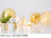 Christmas decorations with little ceramic snowman. Стоковое фото, фотограф Майя Крученкова / Фотобанк Лори