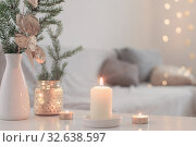 Christmas decorations with burning candles in white interior. Стоковое фото, фотограф Майя Крученкова / Фотобанк Лори