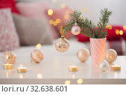 Christmas decorations with burning candles in pink and gold colors. Стоковое фото, фотограф Майя Крученкова / Фотобанк Лори