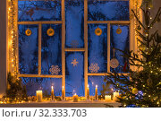 Christmas decorations on old wooden window. Стоковое фото, фотограф Майя Крученкова / Фотобанк Лори