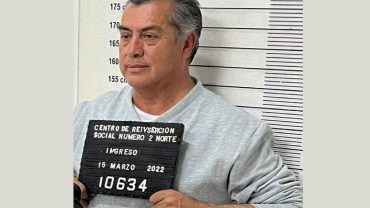 APODACA, NUEVO LEÓN, 15MARZO2022.- Jaime Rodríguez "El Bronco" fue recluido esta tarde en el Penal de Apodaca, el ex gobernador de Nuevo León esta acusado por desvío de recursos públicos. En una imagen difundida por las autoridades se ve al político dentro de su celda vistiendo una camisa blanca y pantalón gris, siendo cuestionado por un policía.