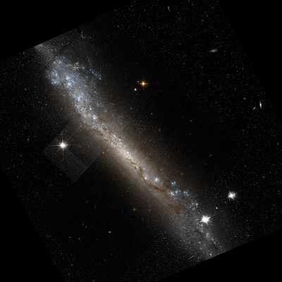 Galaksi NGC 3432, ditangkap dengan menggunakan Teleskop Luar Angkasa Hubble