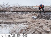 Дворник чистит дорогу от снега (2018 год). Стоковое фото, фотограф Алёшина Оксана / Фотобанк Лори