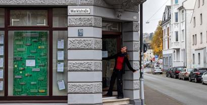 Eckgebäude Marktstraße 26, Mitarbeiterin von Digitalcourage in der Tür