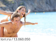 Happy couple playing on the beach. Стоковое фото, фотограф Antonio Guillen Fernández / PantherMedia / Фотобанк Лори