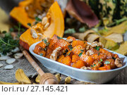 Baked pumpkin with nuts and thyme leaves under honey glaze. Стоковое фото, фотограф Olesya Tseytlin / Фотобанк Лори