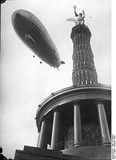 die Siegessäule mit dem Luftschiff „Graf Zeppelin“