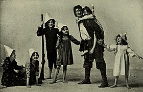 『リップ・ヴァン・ウィンクル』を舞台で演じる俳優ジョゼフ・ジェファーソンと6人の子役達。これは1909年という極めて古い時代のポートレートである。