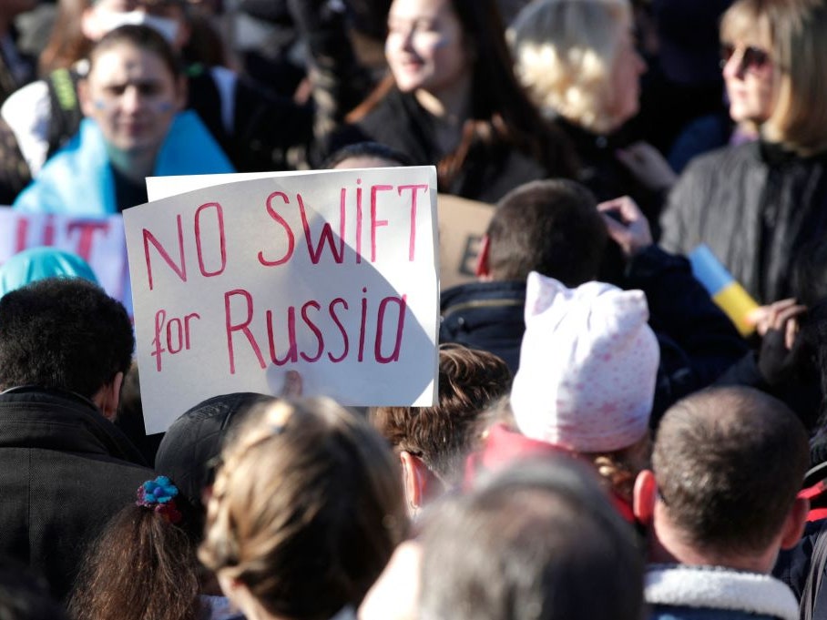 Un cartello che chiede l'esclusione della Russia dal sistema Swift durante una manifestazione pro Ucraina a Parigi