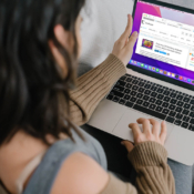 Monterey review: vrouw met MacBook