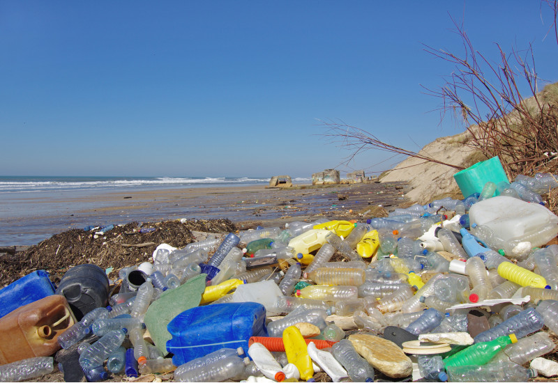 Plastikmüll am Meeresstrand