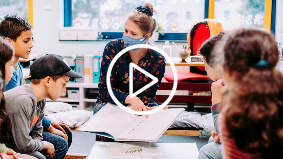 Juf Femke leest voor haar in de klas