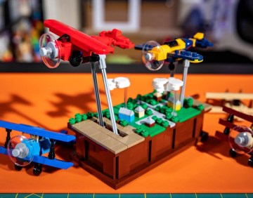 LEGO Airplane Dogfight Kinetic Diorama!