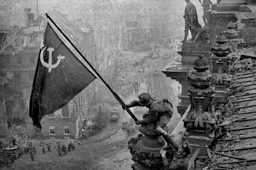 Raising a flag over the Reichstag 2.jpg