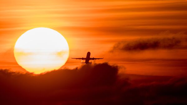 Летящий самолет Airbus. Архивное фото