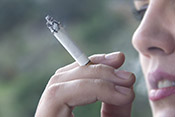 Cigarette smoke makes lung infection bacteria more dangerous - Photo: ?iStock/bagi1998