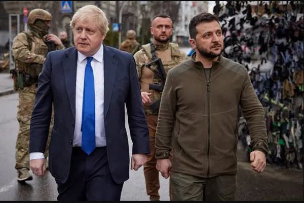 Si po e përdor Boris Johnson krizën në Ukrainë !